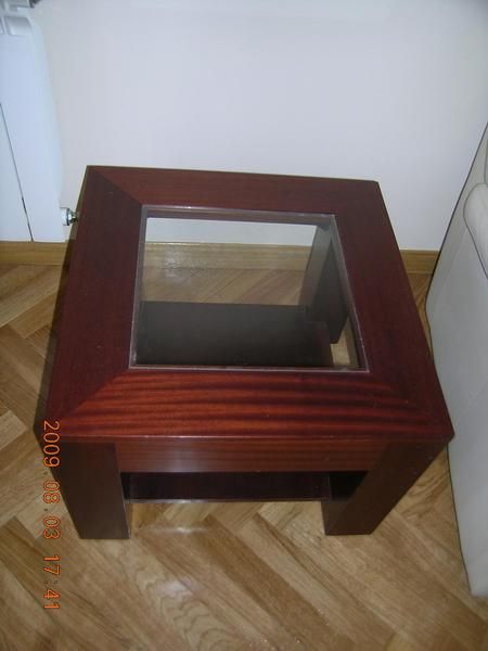 MESA AUXILIAR DE SALA EN MADERA DE CAOBA MACIZO con cristal al centro