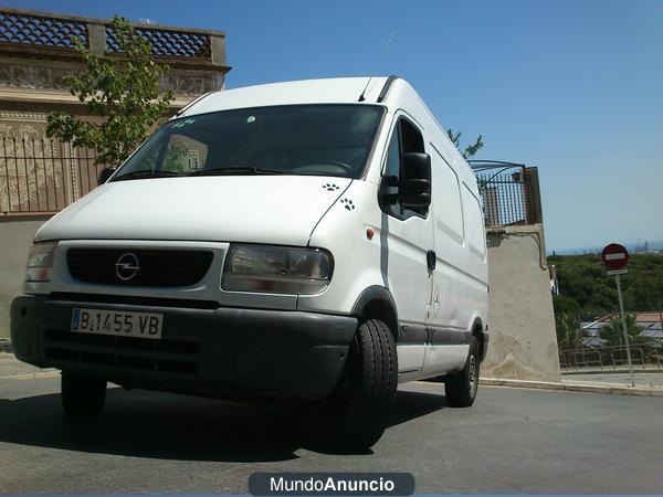 furgoneta aislada medio preparada para camper