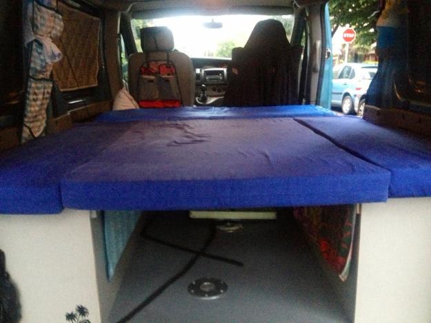 Se vende renault trafic preparada con mesa y cama