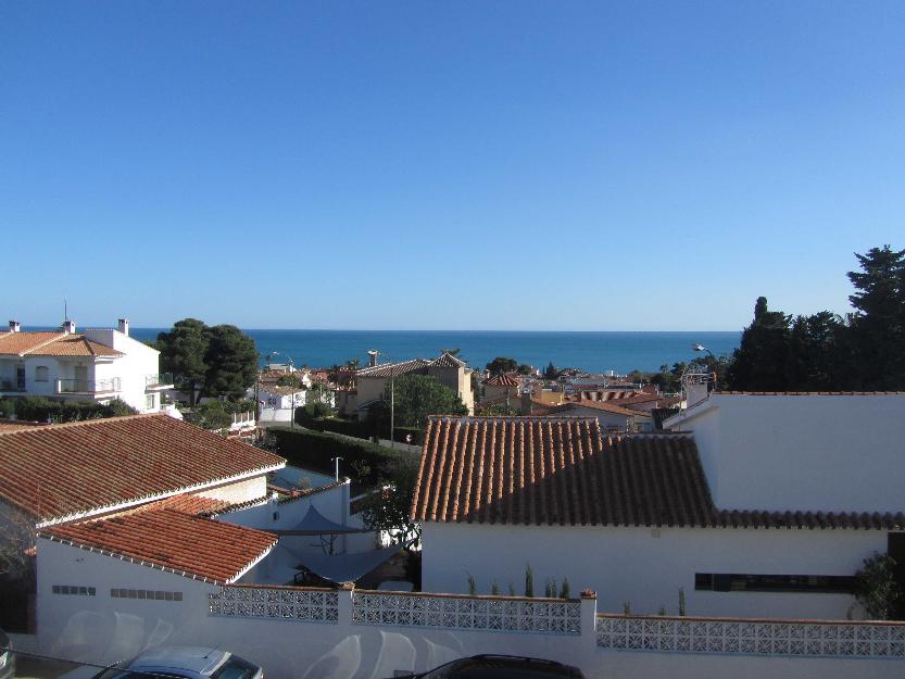 Chalet adosado en zona muy demandada, andando a la playa y el centro.