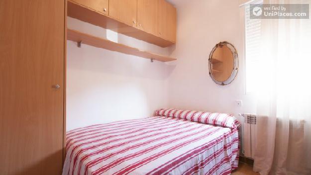 Rooms available - Refurbished 3-bedroom apartment in Moscardó