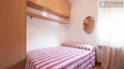 Rooms available - Refurbished 3-bedroom apartment in Moscardó - mejor precio | unprecio.es