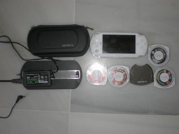 psp blanca con muchas cosas