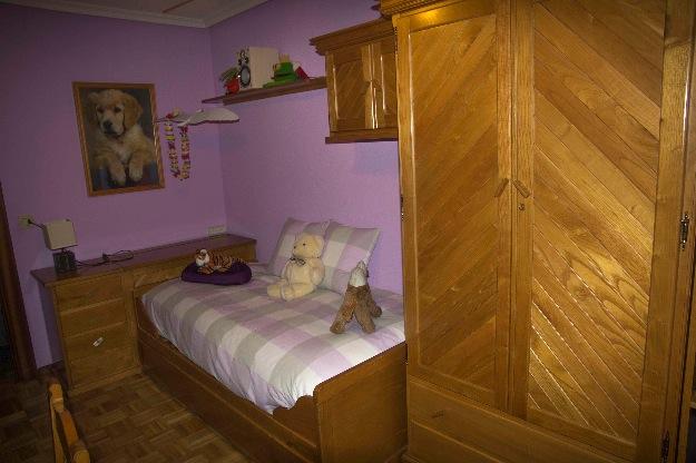 Dormitorio juvenil de castaño macizo en buen estado