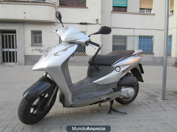 ***SE VENDE HONDA DYLAN  150 color plata 650€***