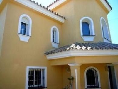 Chalet con 4 dormitorios se vende en Marbella, Costa del Sol