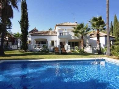 Chalet con 7 dormitorios se vende en Marbella, Costa del Sol