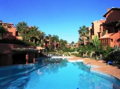 Apartamento con 3 dormitorios se vende en Estepona, Costa del Sol