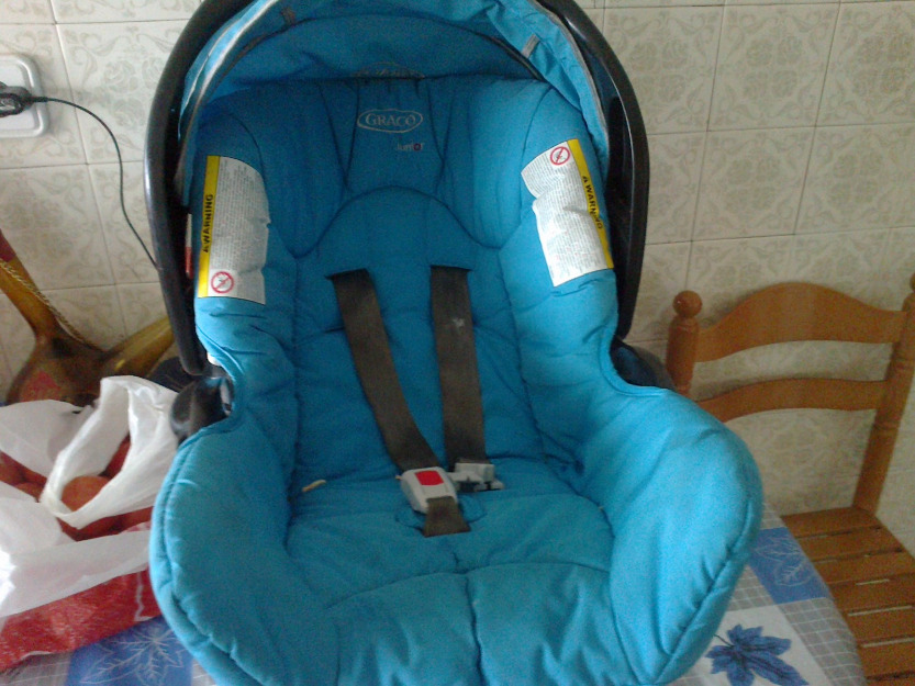 se vende una cuna y dos cochecitos de bebe