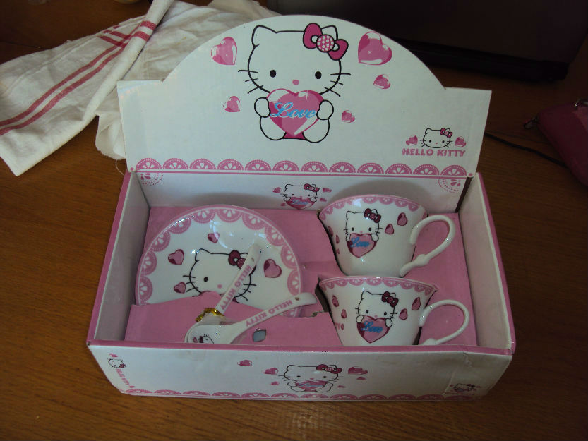 Caja con dos juegos de te de Hello Kitty,nuevo a estrenar.