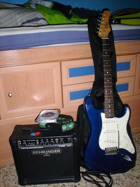 Vendo guitarra electrica + amplificador + complementos