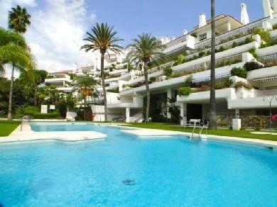 Apartamento con 2 dormitorios se vende en Marbella, Costa del Sol