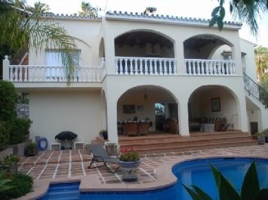 Chalet con 4 dormitorios se vende en Marbella, Costa del Sol