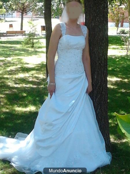 VESTIDO DE NOVIA BLANCO, CON CAÍDA DE RASO, 2012