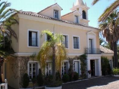 Chalet con 4 dormitorios se vende en Marbella, Costa del Sol