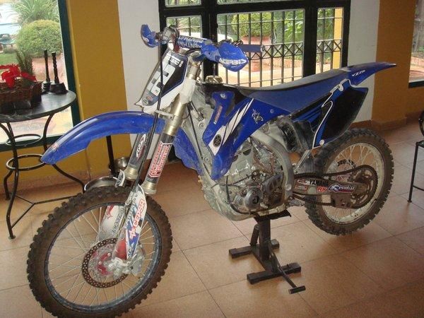 vendo moto de cross Yamaha Yz 2.5 4 tiempos