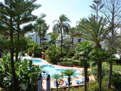 Apartamento con 2 dormitorios se vende en Marbella, Costa del Sol