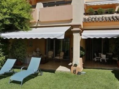 Adosado con 4 dormitorios se vende en Marbella, Costa del Sol