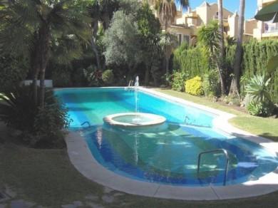 Apartamento con 3 dormitorios se vende en Marbella, Costa del Sol