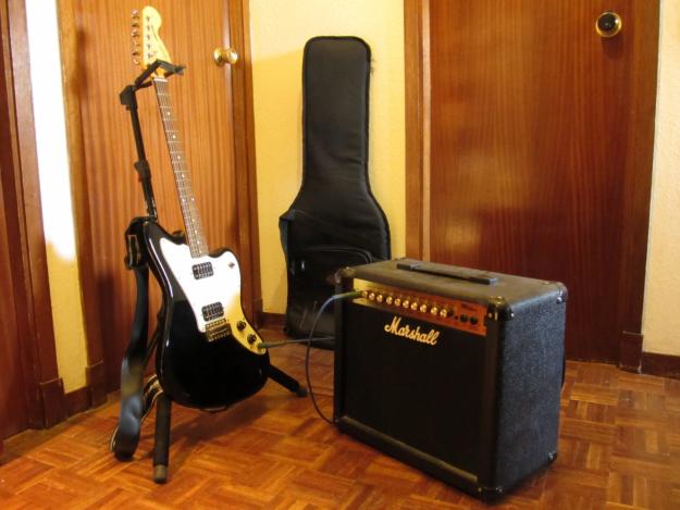 Vendo Pack Guitarra electrica Squier Jagmaster + ampli Marshall MG30DFX