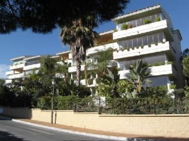 Apartamento con 2 dormitorios se vende en Marbella, Costa del Sol