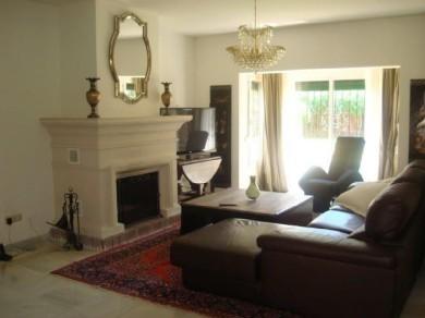 Chalet con 4 dormitorios se vende en Marbella, Costa del Sol