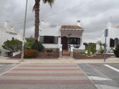 Chalet con 4 dormitorios se vende en Villamartin, Costa Blanca