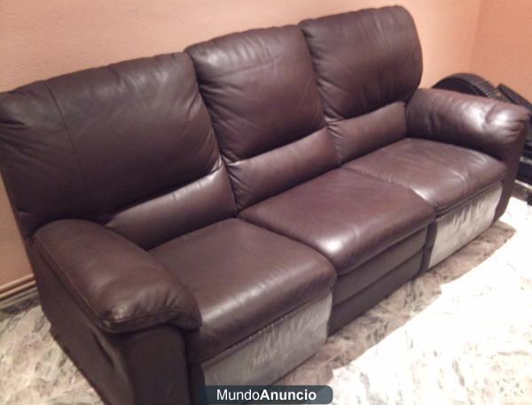 EXDIRECTORA  COMERCIAL MUY SERIA VENDE SOFA ELEGANTE Y DE PIEL AUTENTICA EN UN TRASTERO LLAME CON ANTELACION