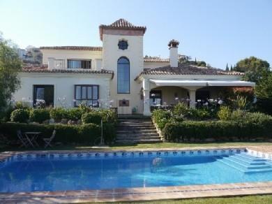 Chalet con 5 dormitorios se vende en Marbella, Costa del Sol