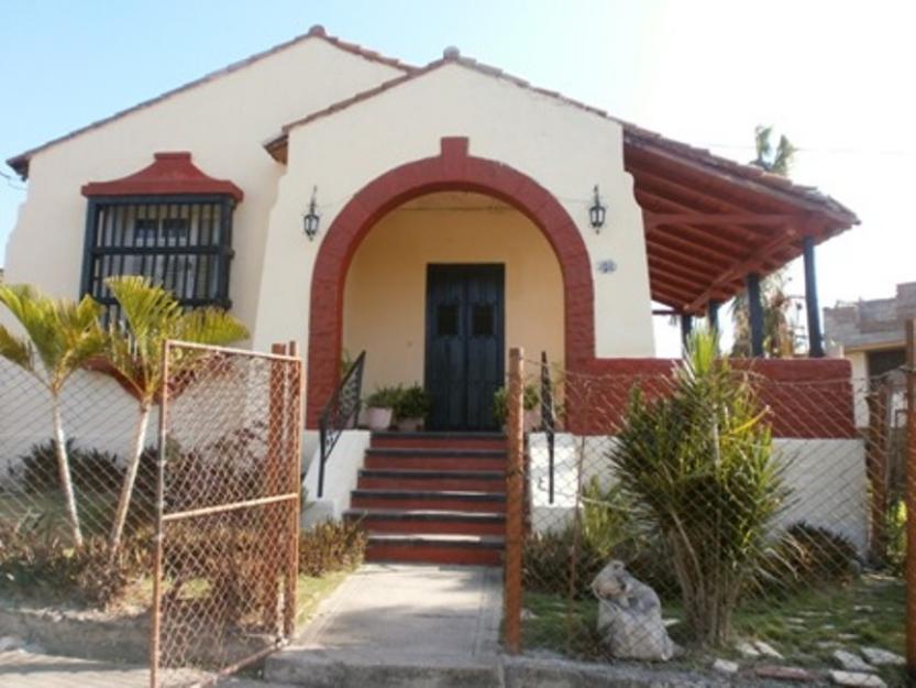 Una casa y un piso en santiago de cuba capital del caribe