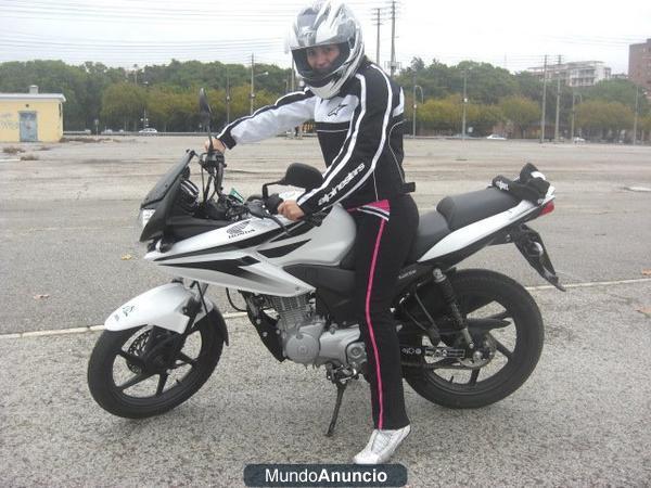 CHICA VENDE MOTO COMO NUEVA CBF 125 AÑO 2011 4.000 KILOMETROS DE RECORRIDO SEGURO VIGENTE HASTA 2012 LLAMAR 6-52-19-02-4