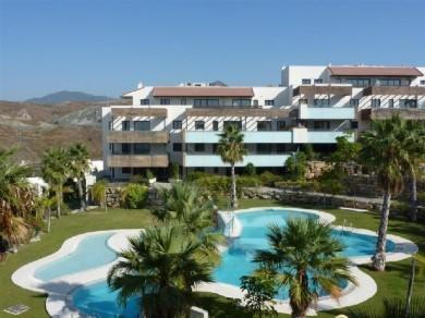 Apartamento con 2 dormitorios se vende en Benahavis, Costa del Sol