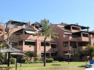 Apartamento con 2 dormitorios se vende en Marbella, Costa del Sol