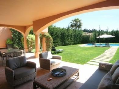 Chalet con 4 dormitorios se vende en Marbella, Costa del Sol