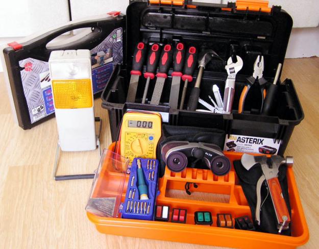 Caja con juego de herramientas nuevas