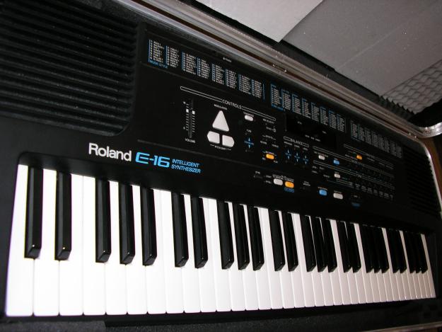 Sintetizador Roland E16