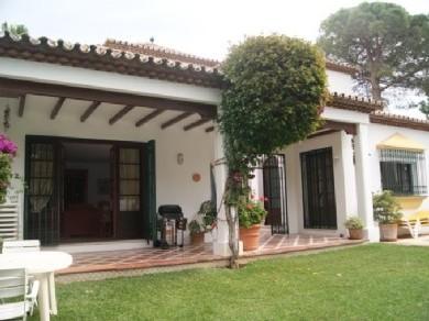Chalet con 3 dormitorios se vende en Estepona, Costa del Sol