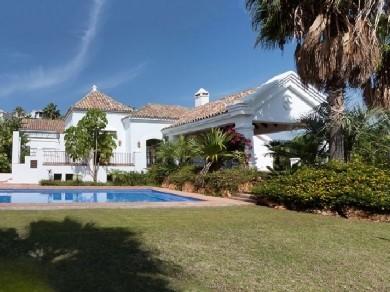 Chalet con 4 dormitorios se vende en Benahavis, Costa del Sol