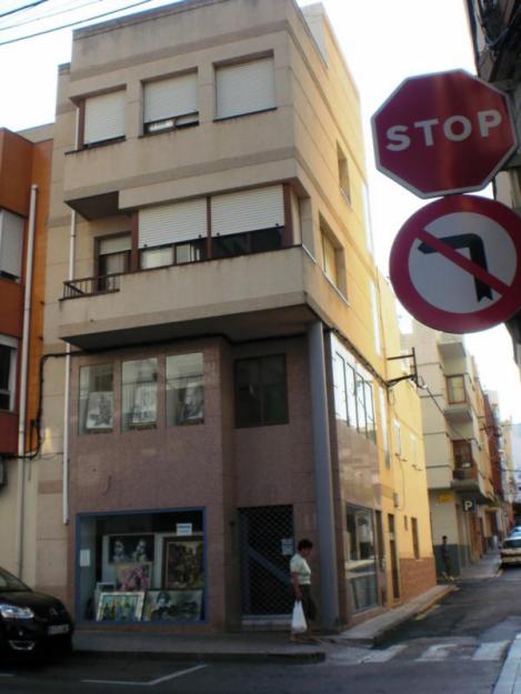 Se vende  vivienda con local comercial