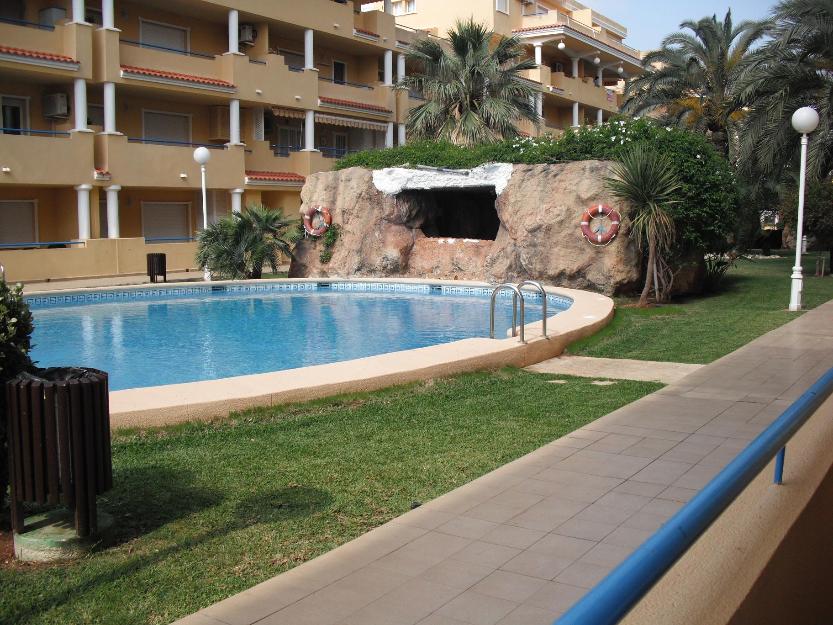 Se alquila bajo con jardín en denia