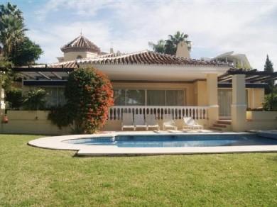 Chalet con 3 dormitorios se vende en Estepona, Costa del Sol