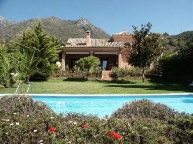 Chalet con 5 dormitorios se vende en Marbella, Costa del Sol