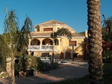 Chalet con 7 dormitorios se vende en Alhaurin de la Torre