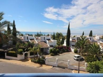 Apartamento con 3 dormitorios se vende en Marbella, Costa del Sol