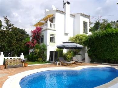 Chalet con 3 dormitorios se vende en Marbella, Costa del Sol