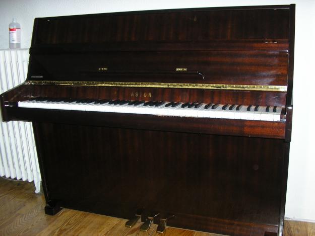 Piano vertical color caoba marca Astor