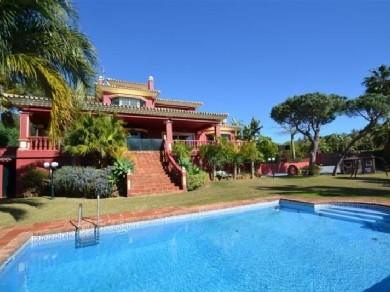 Chalet con 5 dormitorios se vende en Marbella, Costa del Sol