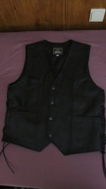 Chaleco 100% cuero negro.