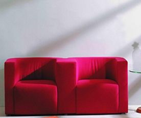 12. SOFA MOD. RANIA, 2 PLAZAS, MICROFIBRA ROJO