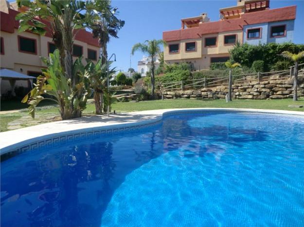 Chalet adosado en primera linea de golf, junto puerto La Duquesa